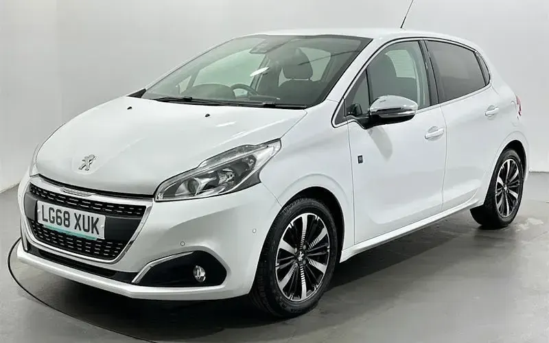 Used Peugeot 208 S 82 HP (60 kW) 2018 White Hatchback