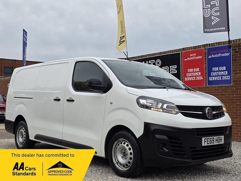 Used Vauxhall Vivaro Edition 100 HP (73 kW) 2019 White MPV