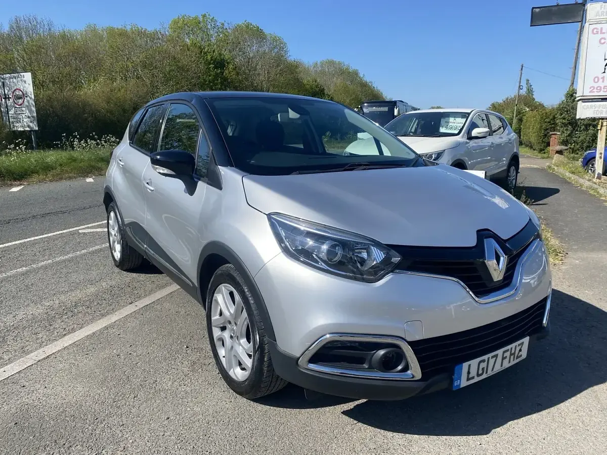 Used Renault Captur Dynamique 90 HP (66 kW) 2017 Silver SUV
