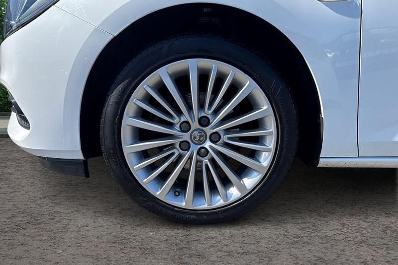 Second-hand Vauxhall Astra Elite 145 CP (106 kW) 2021 Alb Hatchback