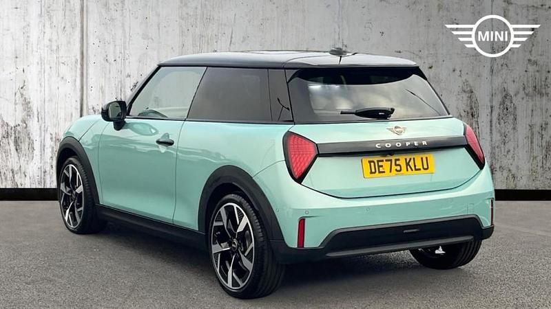 Usado Mini Cooper Hatch 113 kW (154 CV) 2025 Verde Utilitario