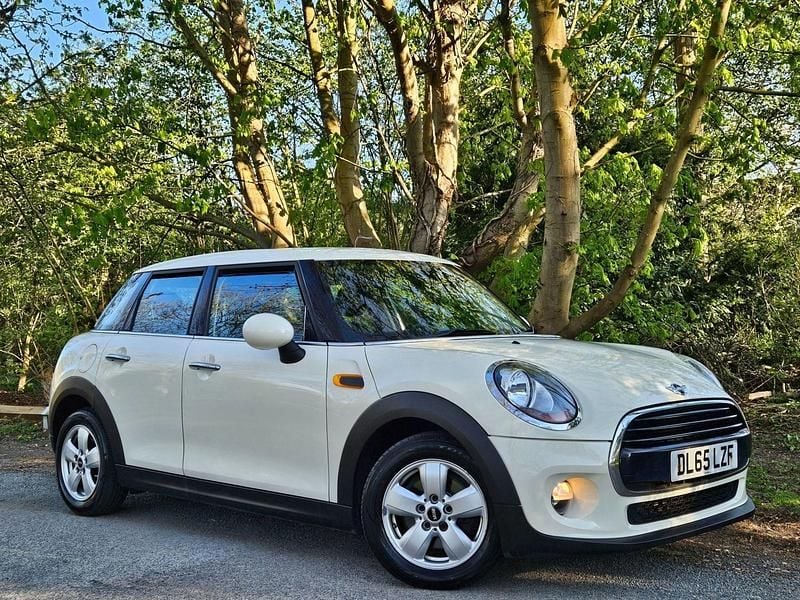 White Used 2015 Mini Cooper D Hatch Hatchback | £4,095 (Fair price) - Image 1/3