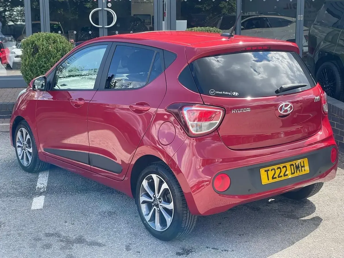 Used Hyundai i10 Premium SE 87 HP (63 kW) 2017 Red Hatchback