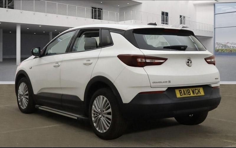 Used Vauxhall Grandland X S 131 HP (96 kW) 2018 White SUV