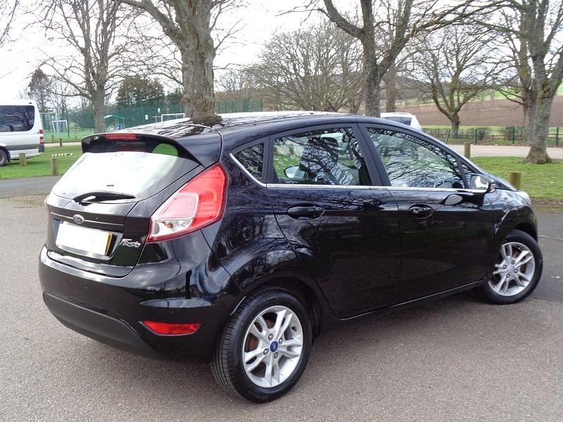 Used Ford Fiesta Zetec 82 HP (60 kW) 2015 Panther black metallic Hatchback