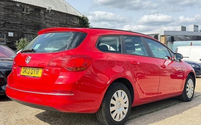 Used Vauxhall Astra 116 HP (85 kW) 2013 Red Estate