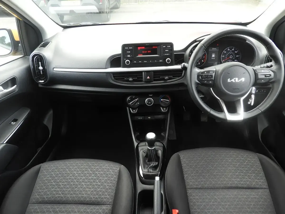 Used Kia Picanto 67 HP (49 kW) 2023 Yellow Hatchback