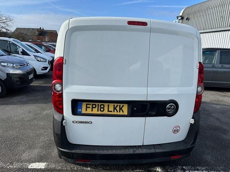 Used Vauxhall Combo 105 HP (77 kW) 2018 White Van