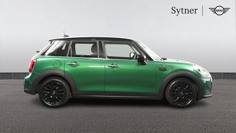 Begagnad Mini Cooper Classic 134 HK (98 kW) 2022 Grön Halvkombi