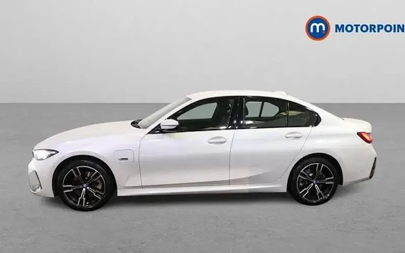 Usado BMW 330e M Sport 292 HP (214 kW) 2023 Branco Sedan