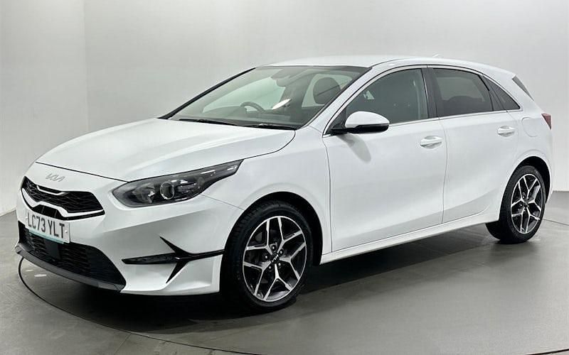 Używany Kia Ceed 160 KM (117 kW) 2023 Biały Hatchback