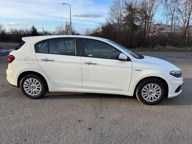 Begagnad Fiat Tipo Easy 95 HK (69 kW) 2019 Vit Halvkombi