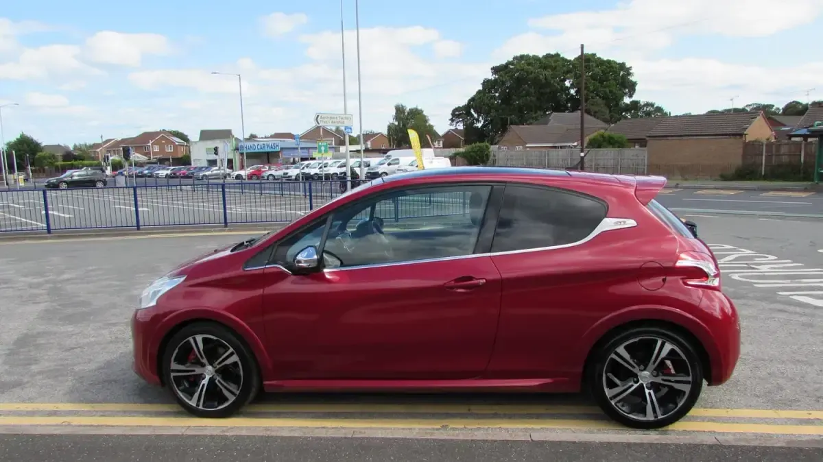 Used Peugeot 208 GTi 200 HP (147 kW) 2014 Red Hatchback