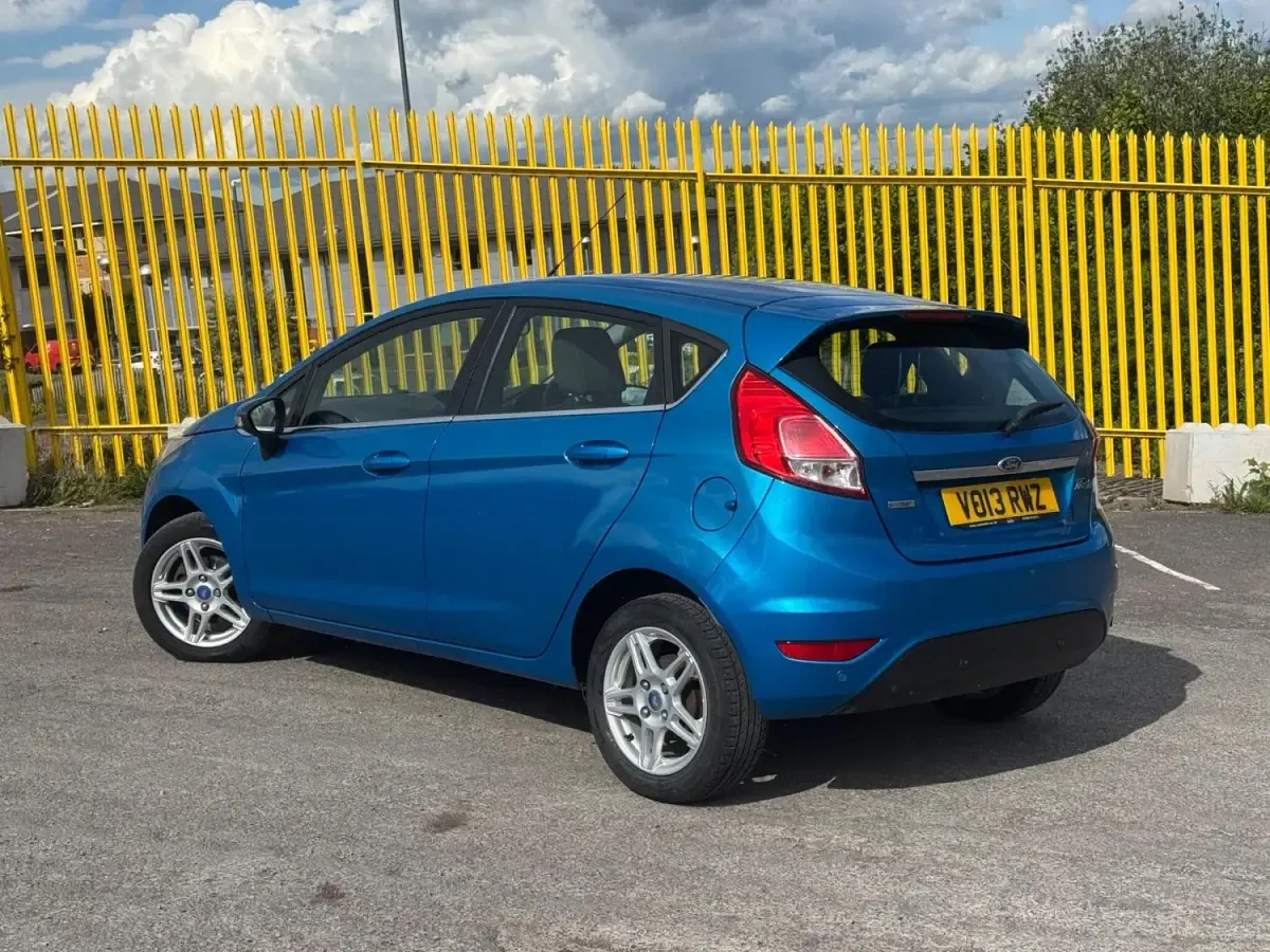 Begagnad Ford Fiesta Zetec 2013 Blå Halvkombi
