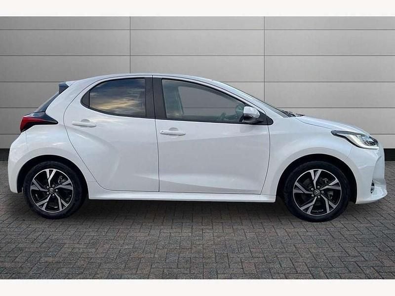 Used Toyota Yaris Hybrid Design 116 HP (85 kW) 2024 White Hatchback