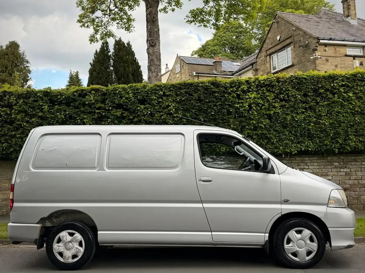 Used Toyota HiAce 120 HP (88 kW) 2007 Silver Van