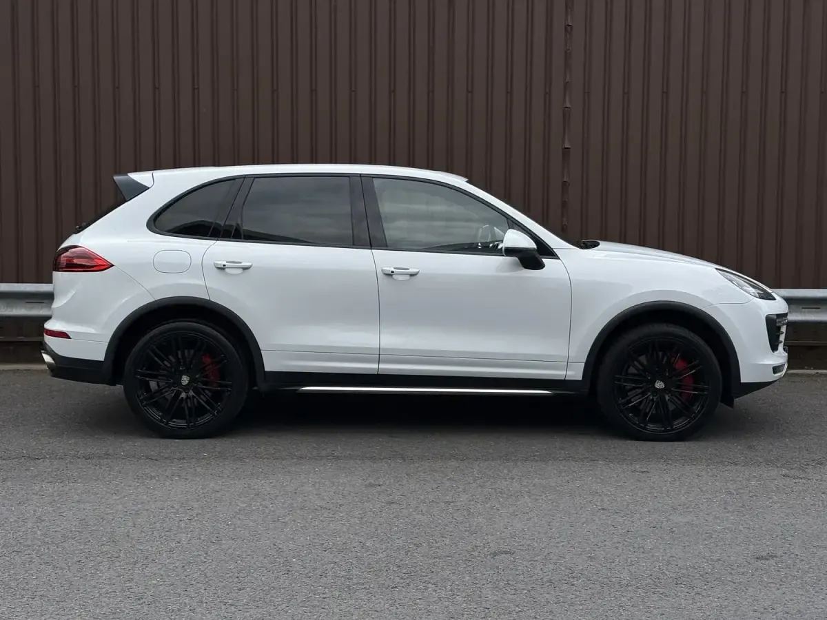 Used Porsche Cayenne Turbo 520 HP (382 kW) 2014 White SUV