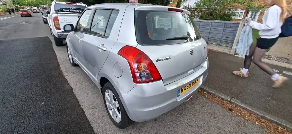Usado Suzuki Swift GLX 101 HP (74 kW) 2009 Prateado Citadino