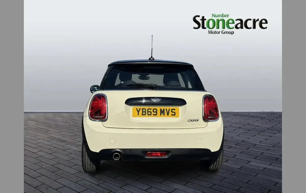 Used Mini Cooper Classic 134 HP (98 kW) 2019 White Hatchback