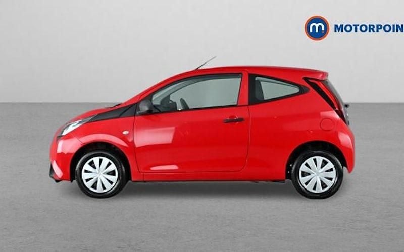 Usado Toyota Aygo 72 HP (52 kW) 2018 Vermelho Citadino