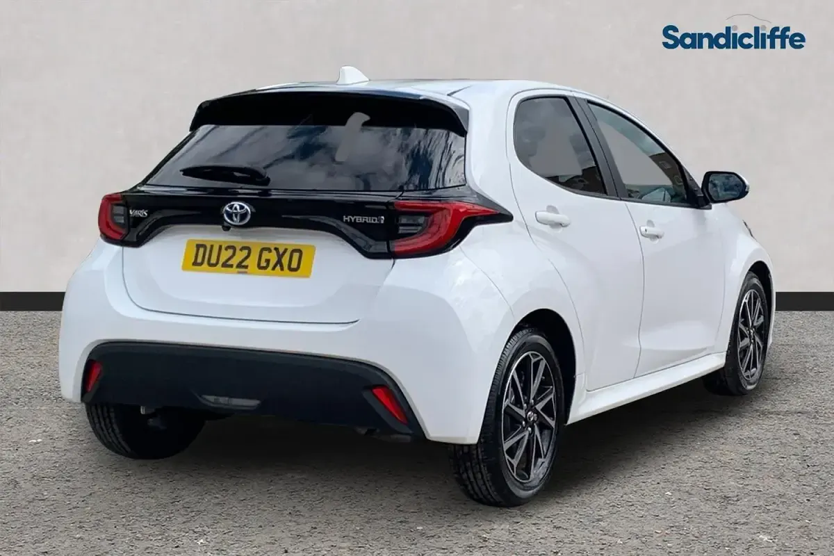 Second-hand Toyota Yaris Hybrid Design 116 CP (85 kW) 2024 Alb Hatchback