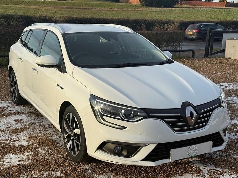 Used Renault Mégane GrandTour Iconic 115 HP (84 kW) 2019 White Estate