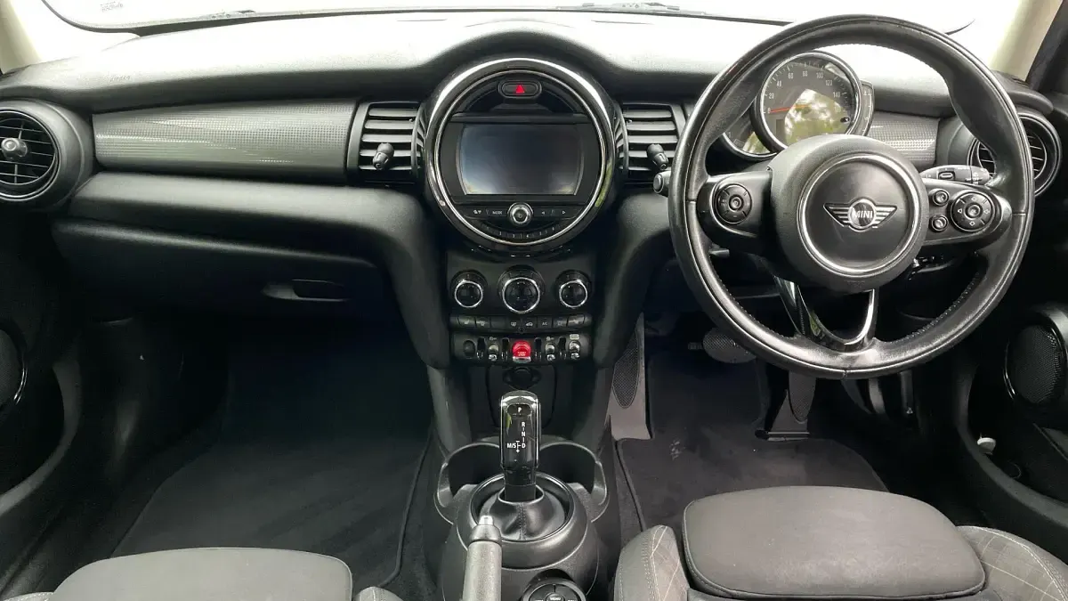 Używany Mini Cooper Hatch 134 KM (98 kW) 2018 Srebrny Hatchback