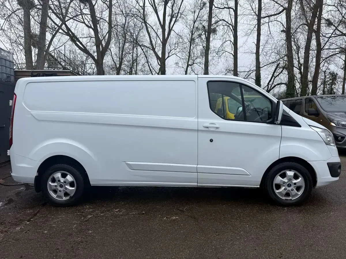 Used Ford Transit Custom Limited 130 HP (95 kW) 2018 White Van