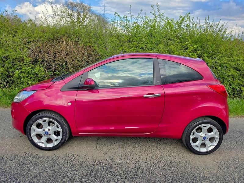 Begagnad Ford Ka Titanium 69 HK (50 kW) 2011 Röd Halvkombi