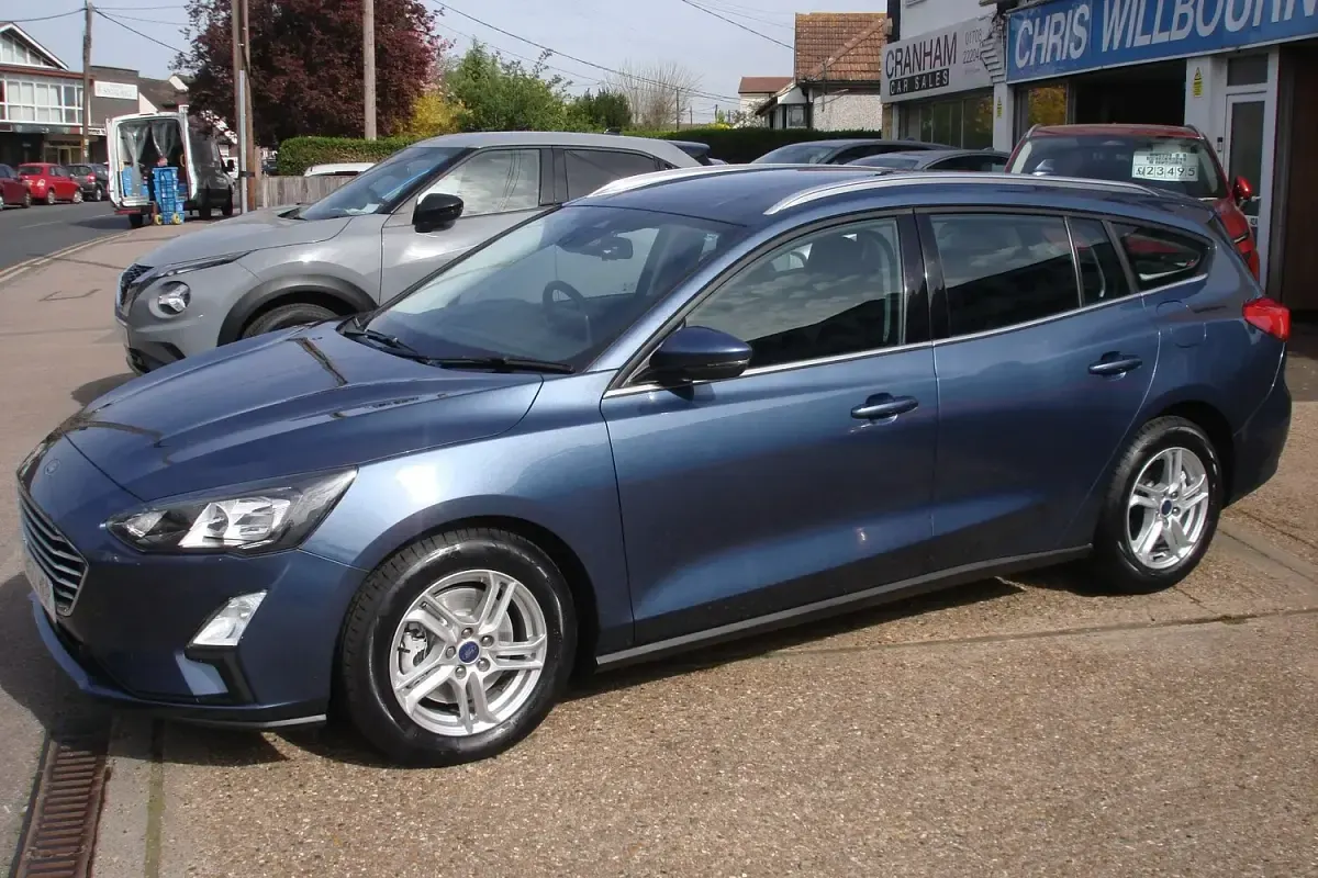 Used Ford Focus Zetec 125 HP (91 kW) 2022 Chrome blue metallic Estate