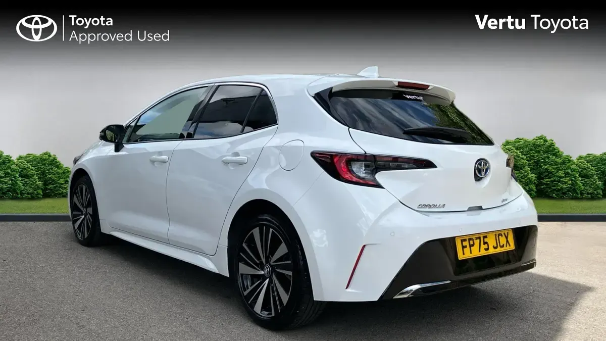 Used Toyota Corolla Design 140 HP (102 kW) 2025 Pure white (solid paint) Hatchback