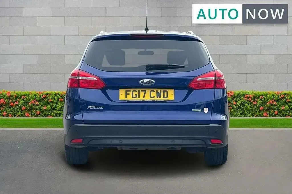 Used Ford Focus Zetec 123 HP (90 kW) 2017 Blue Estate