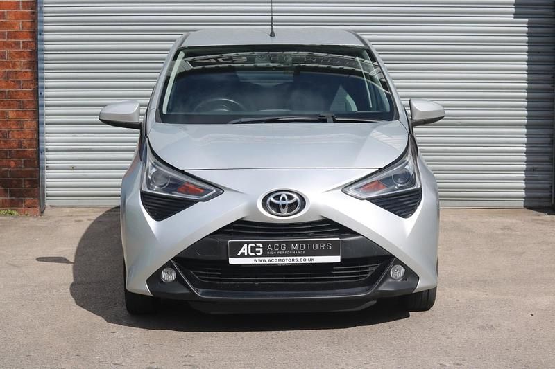 Usado Toyota Aygo X-plore 72 HP (52 kW) 2019 Prateado Citadino