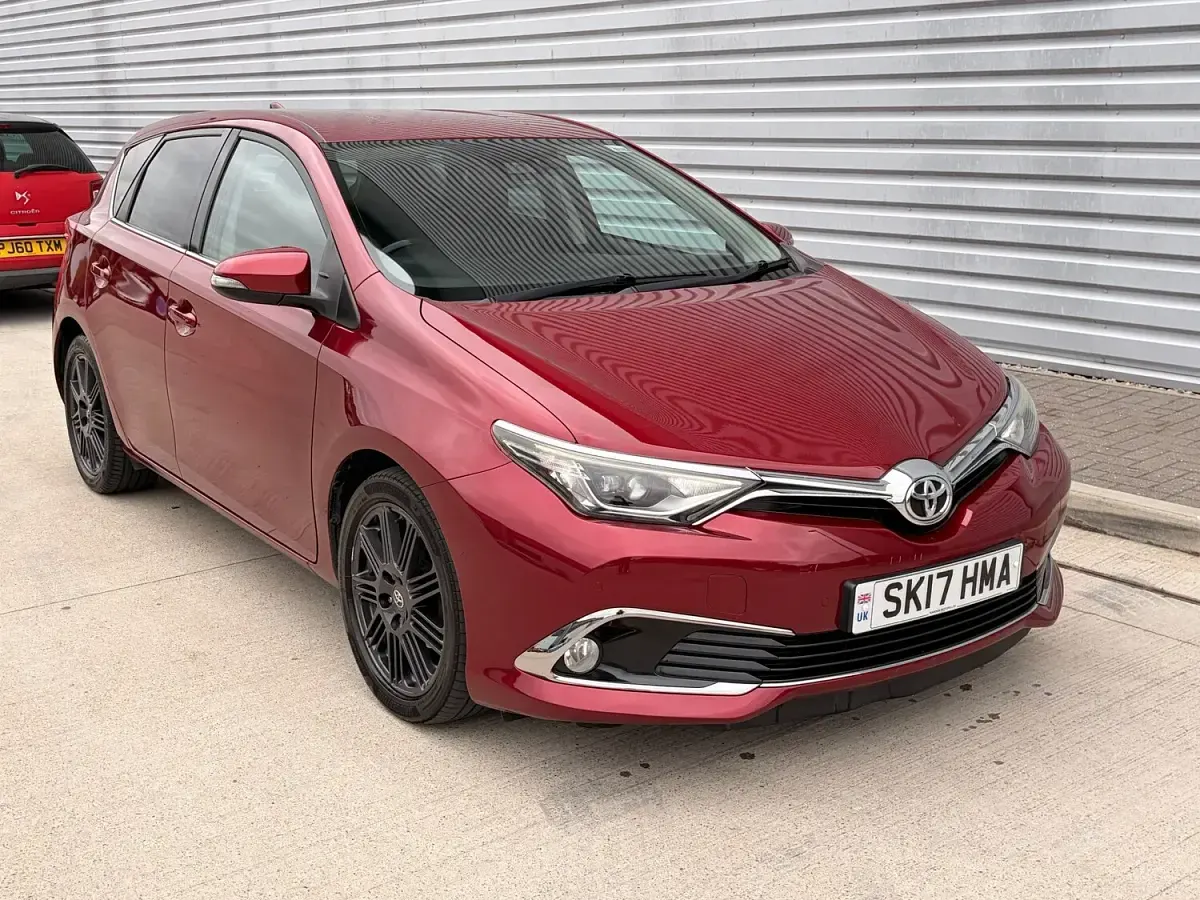 Used Toyota Auris 116 HP (85 kW) 2017 Red Hatchback