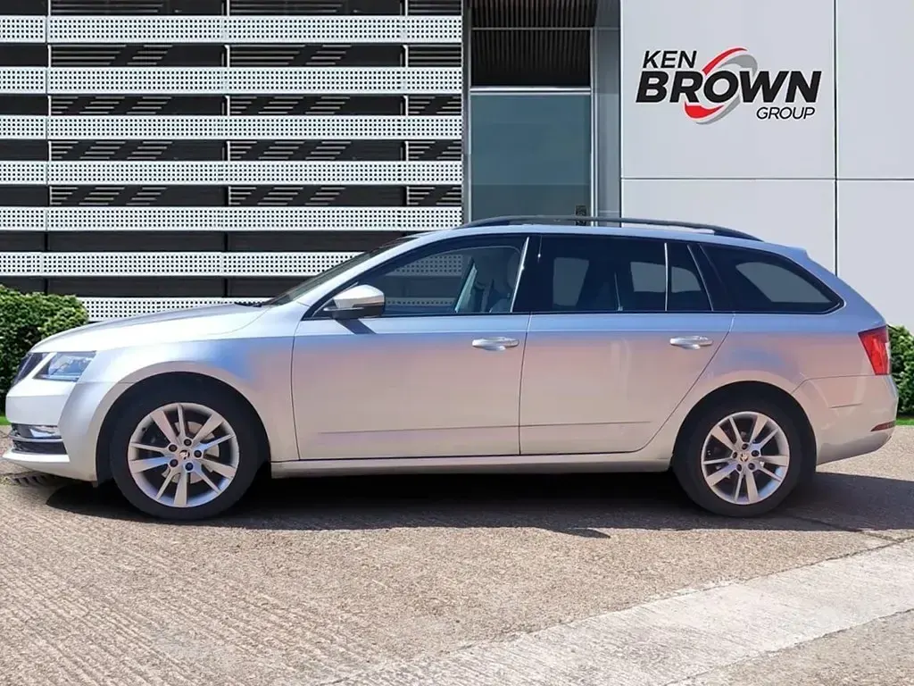 Usado Skoda Octavia 150 CV (110 kW) 2018 Plateado Familiar