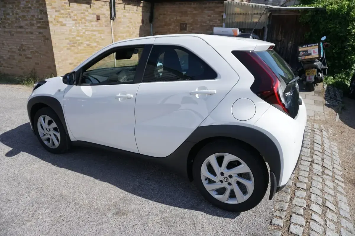 Used Toyota Aygo X PURE 72 HP (52 kW) 2024 White SUV