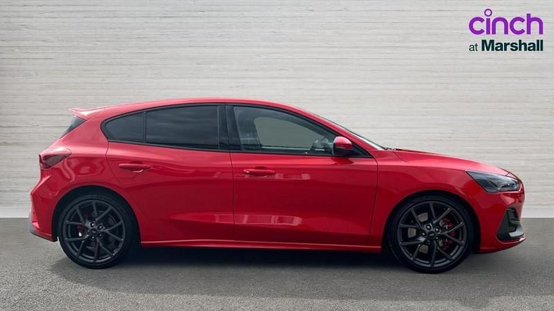 Used Ford Focus ST 280 HP (205 kW) 2024 Red Hatchback