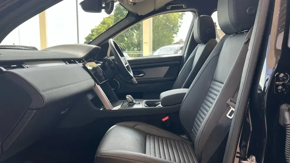 New Land Rover Discovery 5 SE Dynamic 163 HP (119 kW) 2026 Metallic  santorini black SUV