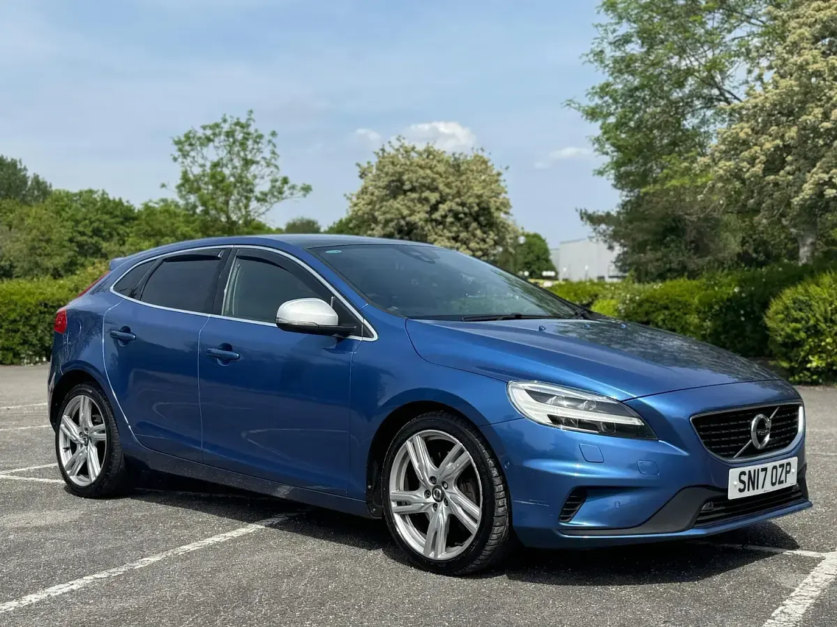 Used Volvo V40 R-Design Pro 190 HP (139 kW) 2017 Blue Hatchback