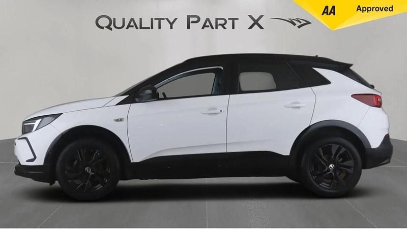 Used Vauxhall Grandland X SRi 130 HP (95 kW) 2022 White SUV