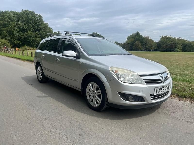 Silver Used 2008 Vauxhall Astra Design Edition Estate | £1,895 (Good price) - Image 1/4