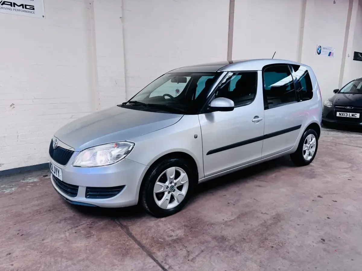 Usado Skoda Roomster SE 105 CV (77 kW) 2012 Plateado Monovolumen