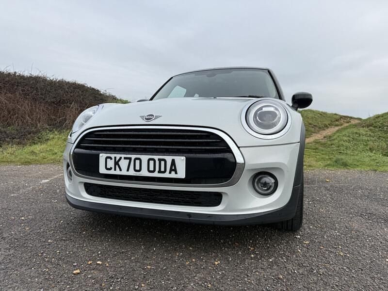 Begagnad Mini Cooper Classic 136 HK (100 kW) 2020 Silver Halvkombi