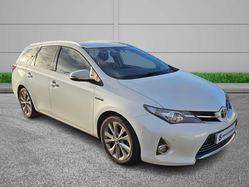 White Used 2015 Toyota Auris Hybrid Estate | £8,890 (Fair price) - Image 1/4