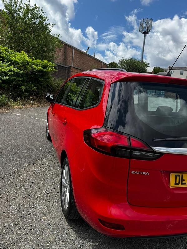 Used Vauxhall Zafira Design Edition 140 HP (102 kW) 2016 Red MPV