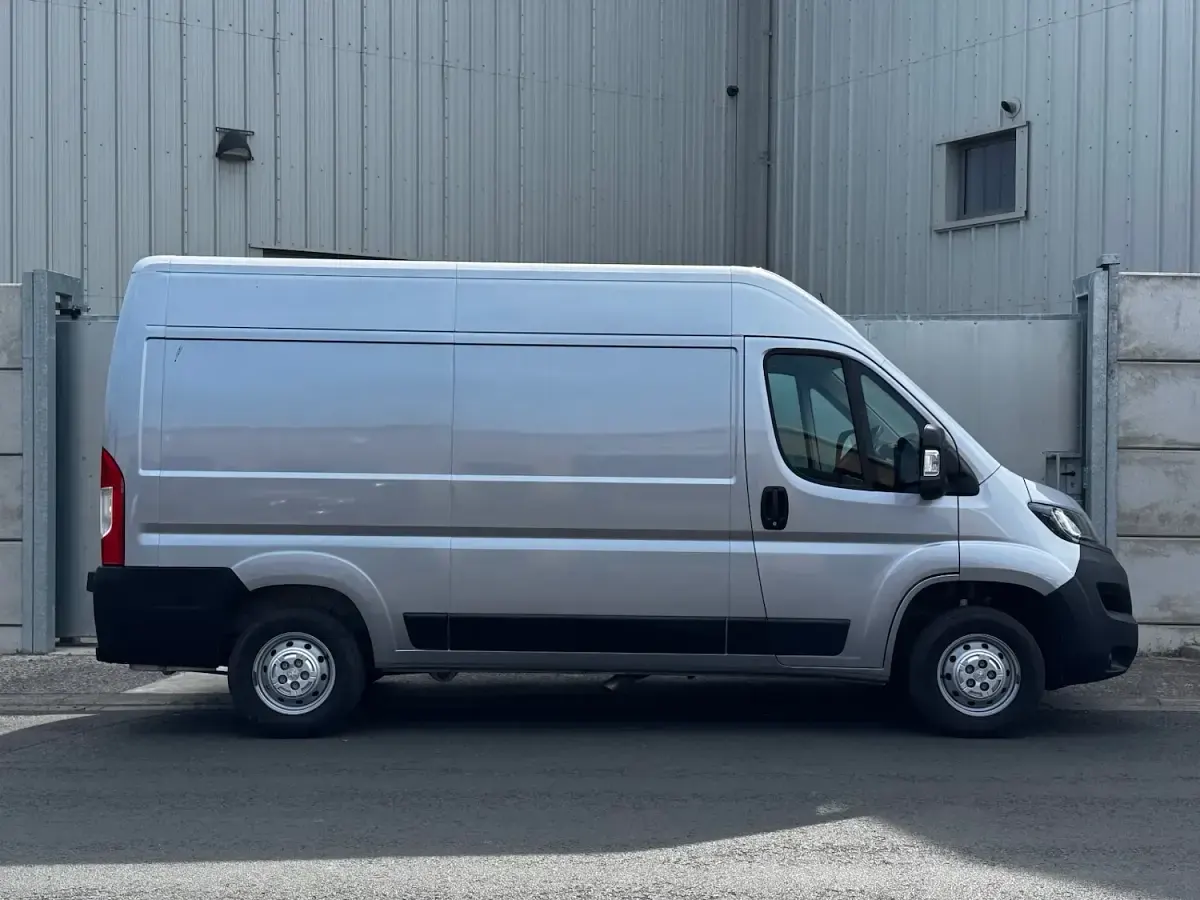 Used Peugeot Boxer Premium 140 HP (102 kW) 2023 Grey metallic Van