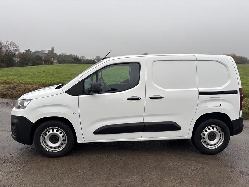 Used Citroën Berlingo 100 HP (73 kW) 2020 White MPV