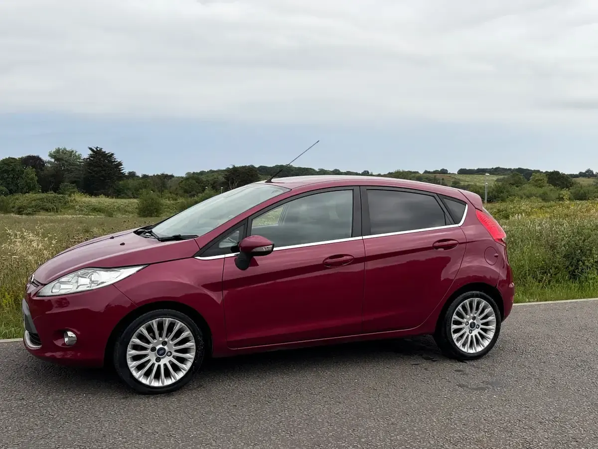 Used Ford Fiesta Titanium 70 HP (51 kW) 2012 Red Hatchback
