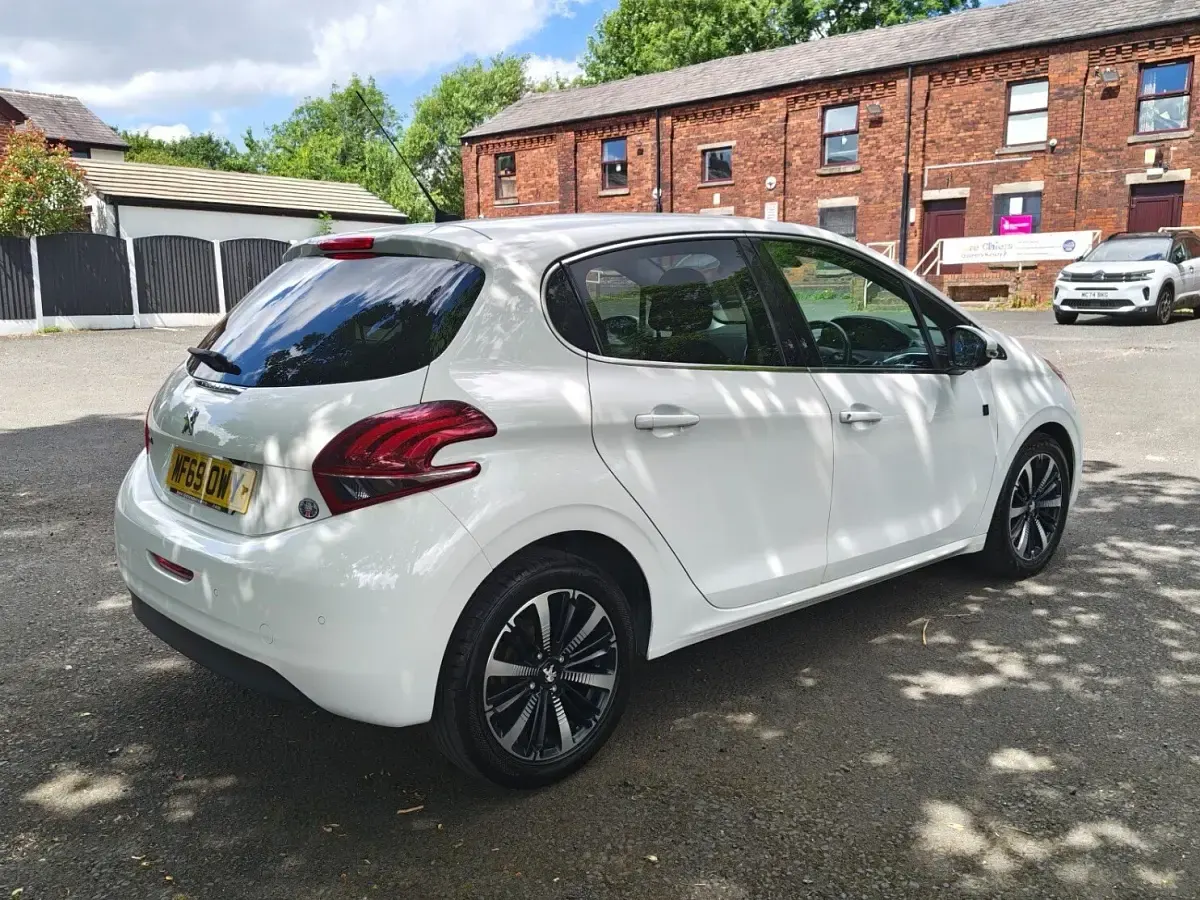 Used Peugeot 208 2019 White Hatchback