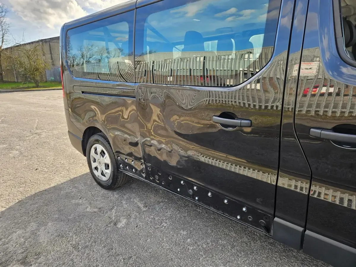 Usado Renault Trafic 150 HP (110 kW) 2024 Preto Monovolume